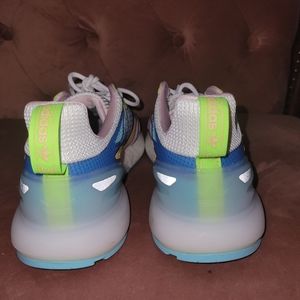 Big kids size 6 sneakers. Worn once